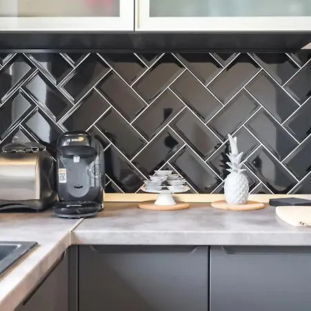 Modern Industrial Retreat דירה *