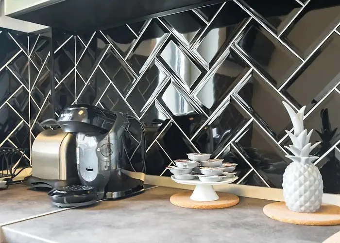 Modern Industrial Retreat شقة